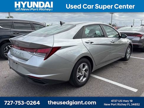 Used 2023 Hyundai Elantra SE w/ Cargo Package image 3