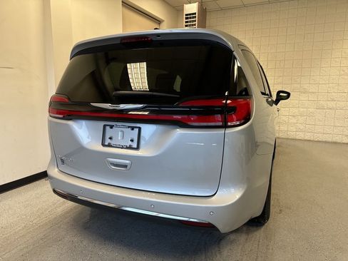 Used 2023 Chrysler Pacifica Touring-L FWD image 43