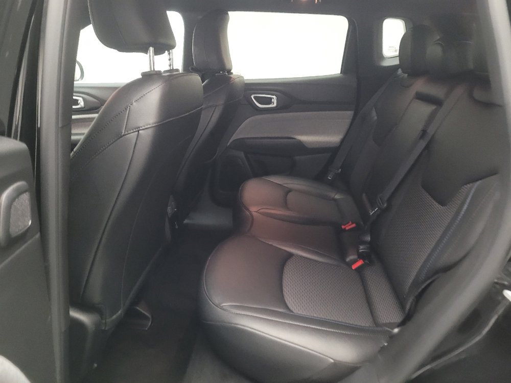 Used 2025 Jeep Compass Latitude w/ Sun & Sound Group AWD/4WD image 18