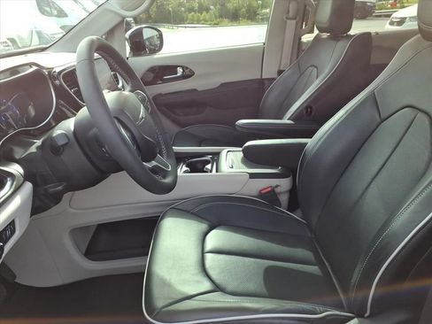 Used 2023 Chrysler Pacifica Limited FWD image 10