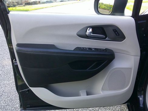 Used 2023 Chrysler Pacifica Touring-L FWD image 9