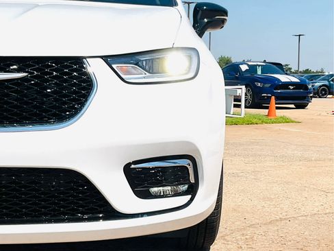 New 2025 Chrysler Pacifica Select image 3