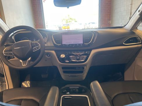 Used 2024 Chrysler Pacifica Touring-L FWD image 19