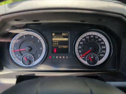 Used 2018 RAM 1500 Classic SLT AWD/4WD image 11