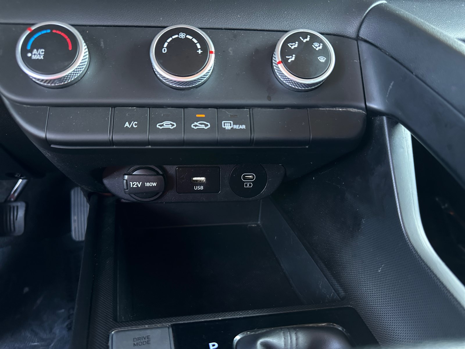 Used 2024 Hyundai Elantra SE FWD image 29