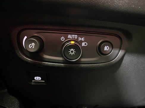 Used 2024 GMC Terrain SLT image 28