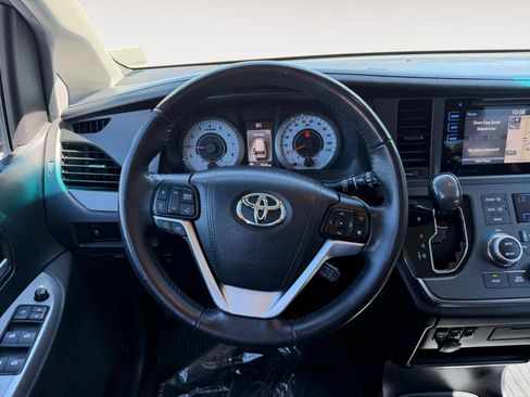 Used 2017 Toyota Sienna SE w/ SE Preferred Package FWD image 12