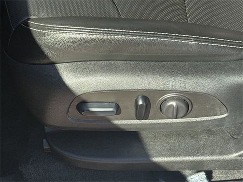 Used 2024 GMC Terrain SLT image 21