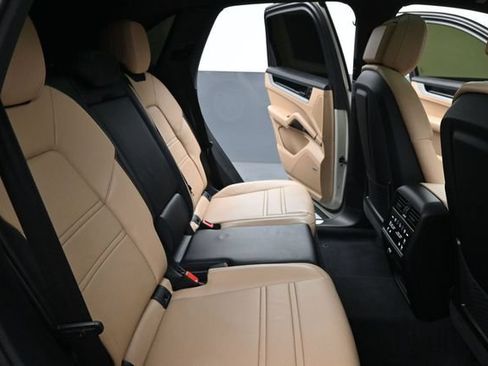 Used 2025 Porsche Cayenne AWD/4WD image 23