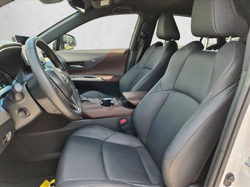 Used 2024 Toyota Venza XLE AWD/4WD image 16