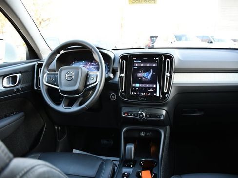 Certified 2025 Volvo XC40 B5 Core image 18