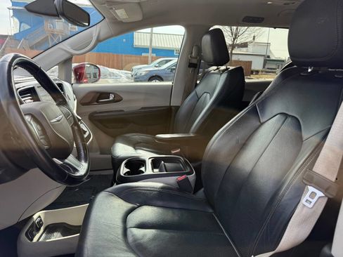 Used 2019 Chrysler Pacifica Touring-L image 12