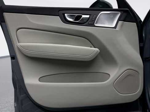 Used 2023 Volvo XC60 B6 Ultimate w/ Climate Package image 9