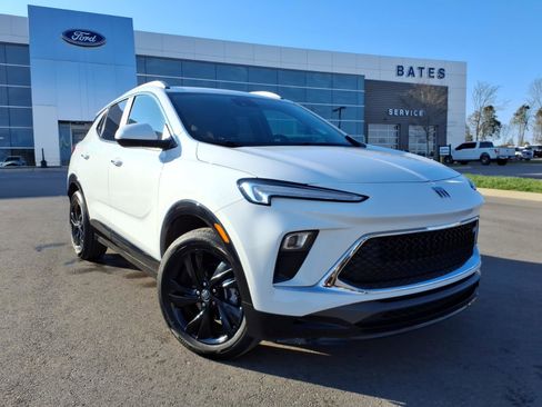 Used 2024 Buick Encore GX Sport Touring image 1