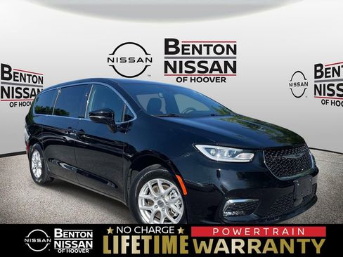 Used 2025 Chrysler Pacifica Select FWD image 1
