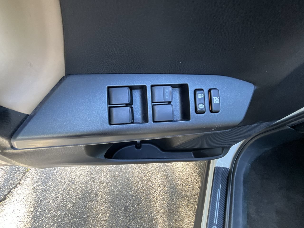 Used 2018 Toyota RAV4 XLE AWD/4WD image 4