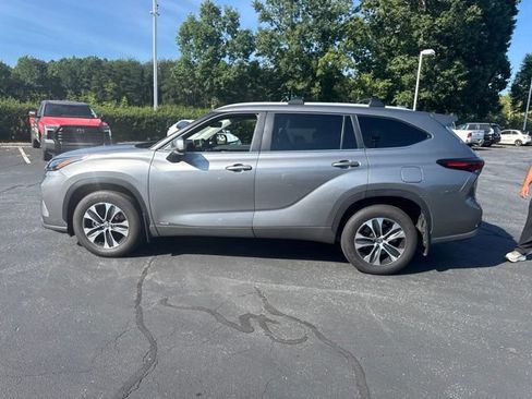 Used 2025 Toyota Highlander XLE AWD/4WD image 8