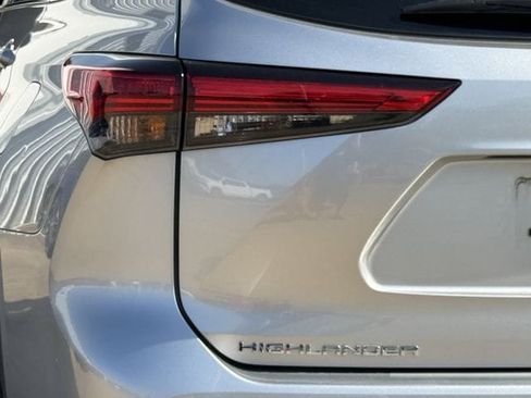 Used 2022 Toyota Highlander LE FWD image 6