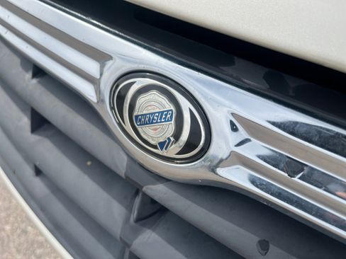 Used 2005 Chrysler Town & Country Touring w/ Trailer Tow Group image 23