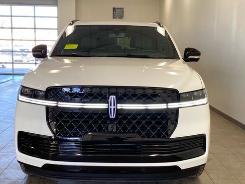 New 2026 Lincoln Navigator Reserve w/ Jet Appearance Package image 3