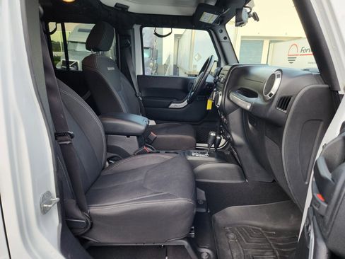 Used 2018 Jeep Wrangler Unlimited Sahara w/ Connectivity Group image 15