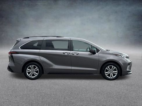 Used 2022 Toyota Sienna XSE w/ XSE Plus Package AWD/4WD image 7