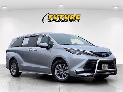 Used 2022 Toyota Sienna XLE image 1