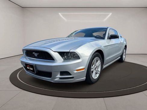 Used 2013 Ford Mustang Coupe RWD image 2