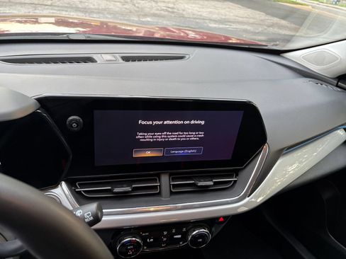 Used 2025 Chevrolet Trax LT w/ LT Convenience Package FWD image 17