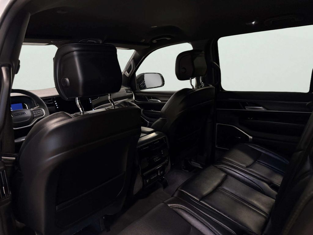 Used 2024 Jeep Wagoneer L Series II w/ Flexible Seating Group AWD/4WD image 18