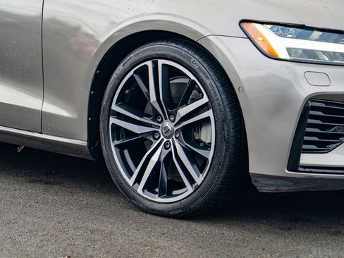 Used 2019 Volvo S60 T8 R-Design image 7