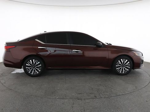 Used 2024 Nissan Altima 2.5 SV FWD image 14