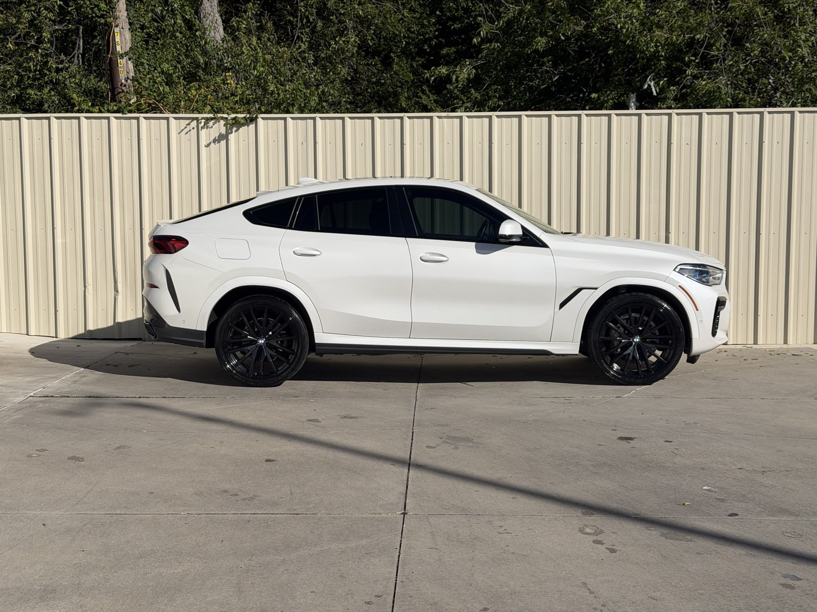 Used 2022 BMW X6 xDrive40i w/ Executive Package AWD/4WD image 4