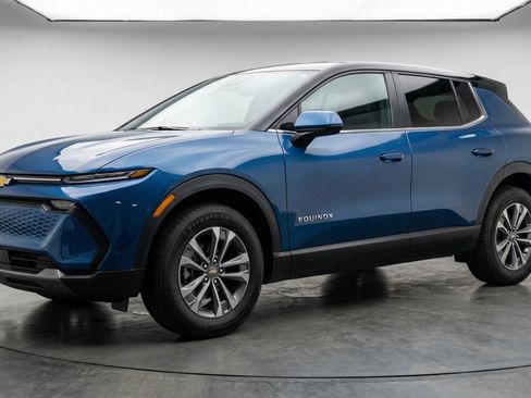 Used 2025 Chevrolet Equinox LT image 3