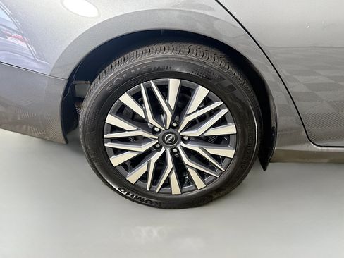 Used 2025 Nissan Altima 2.5 SV FWD image 33