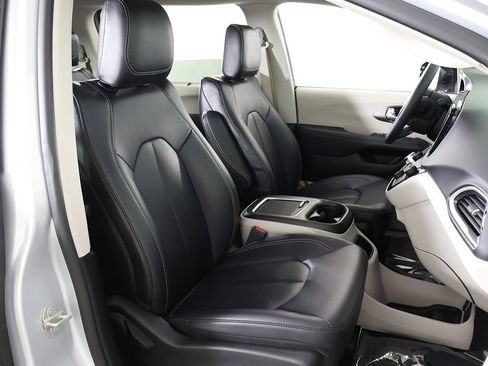 Used 2024 Chrysler Pacifica Touring-L image 29