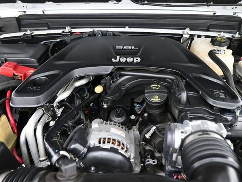 Used 2018 Jeep Wrangler Unlimited Sahara image 25