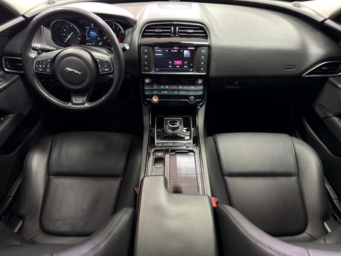 Used 2018 Jaguar XE Premium image 30