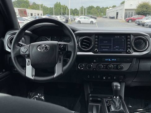 Used 2022 Toyota Tacoma TRD Off-Road w/ Technology Package AWD/4WD image 18