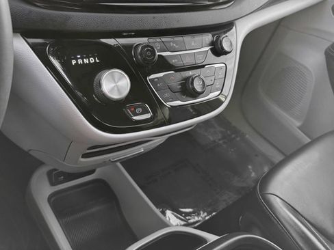 Used 2023 Chrysler Pacifica Touring-L image 16