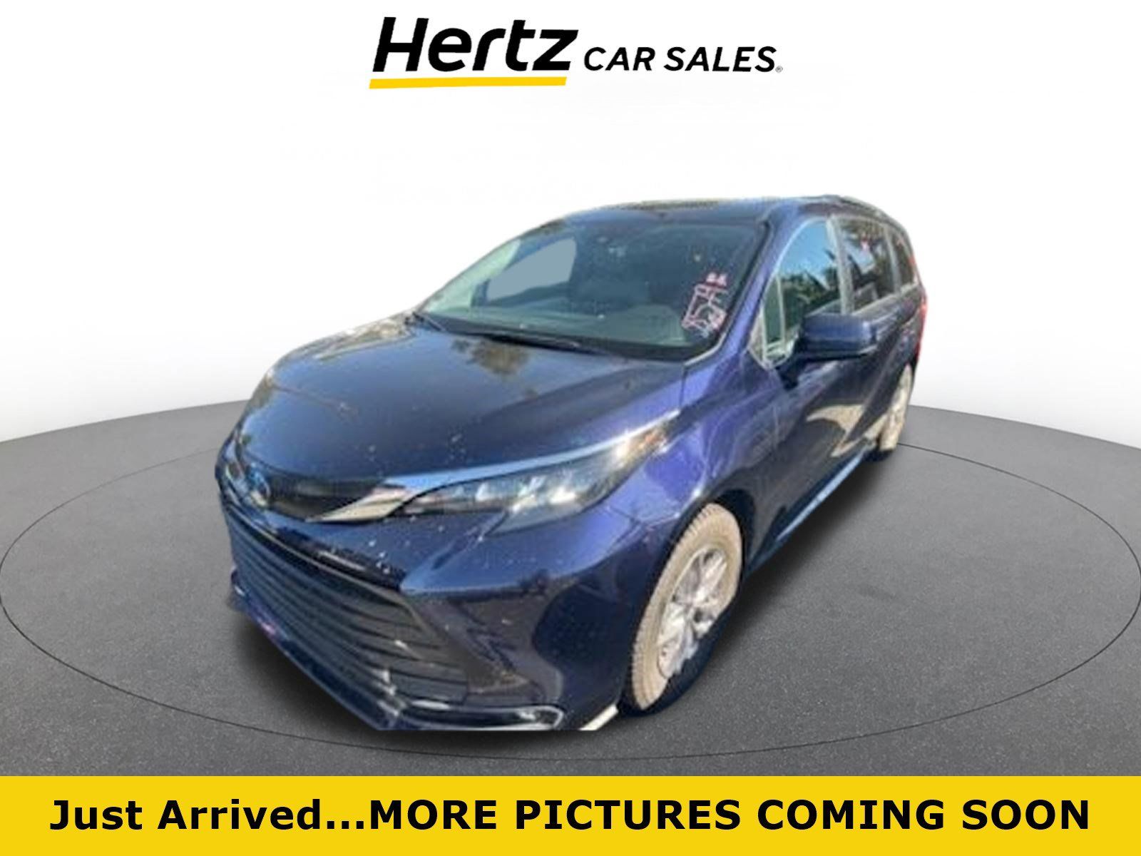 Used 2025 Toyota Sienna XLE FWD image 1