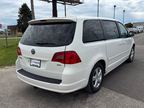 Used 2010 Volkswagen Routan SEL FWD image 37