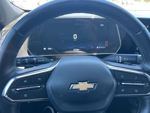 Used 2025 Chevrolet Equinox LT FWD image 11