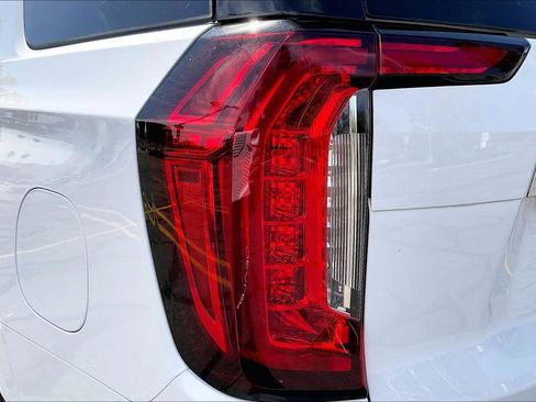 Used 2024 GMC Yukon Denali w/ Advanced Technology Package image 27