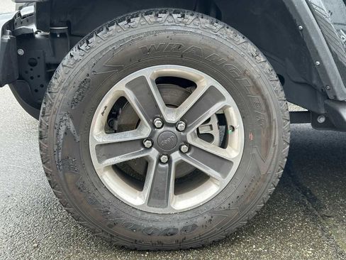 Used 2022 Jeep Wrangler Unlimited Sahara w/ Cold Weather Group AWD/4WD image 8