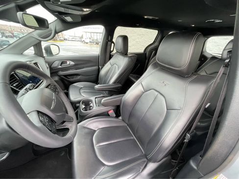 Used 2023 Chrysler Pacifica Touring-L w/ Uconnect Theater Family Group image 22