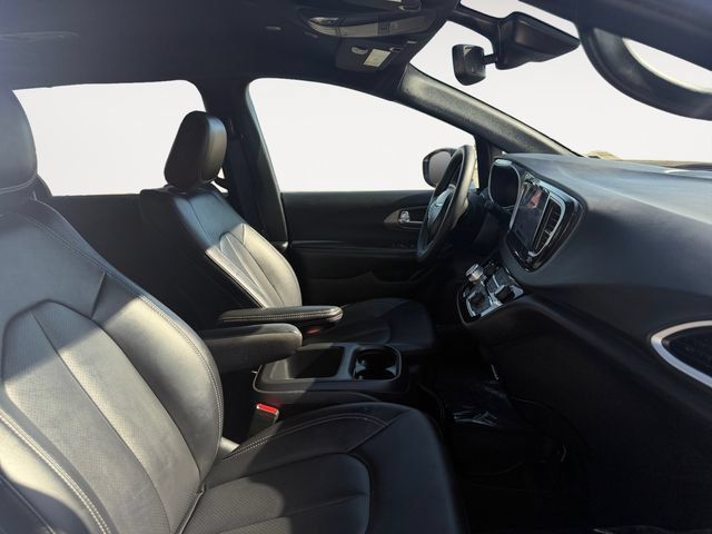 Used 2025 Chrysler Pacifica Select FWD image 13