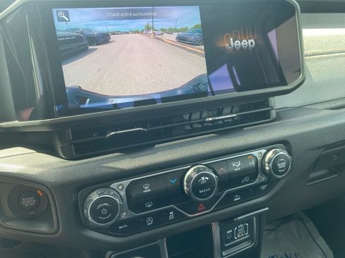 Used 2024 Jeep Gladiator Sport AWD/4WD image 31