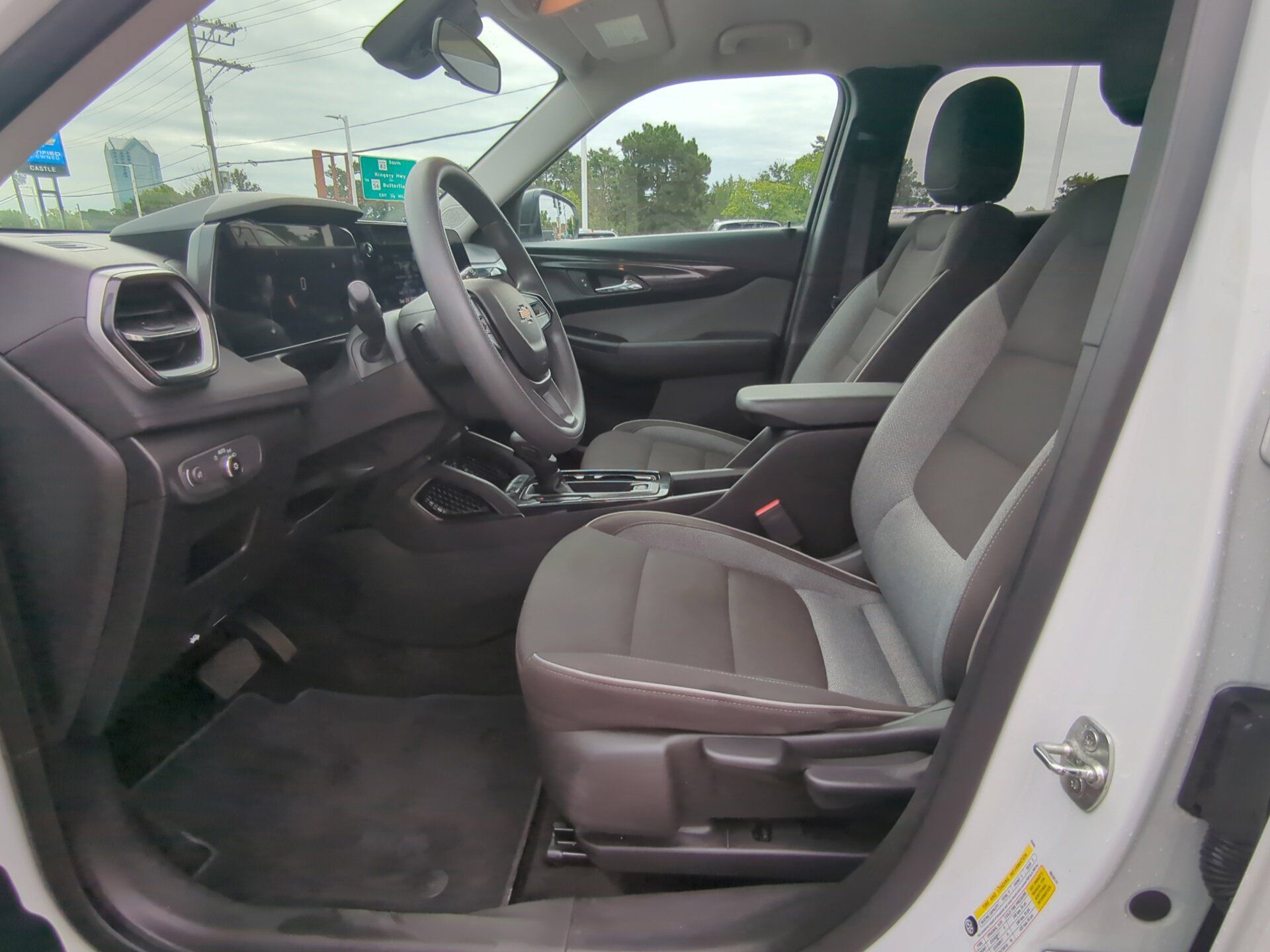 Used 2024 Chevrolet TrailBlazer LS w/ LS Convenience Package FWD image 16