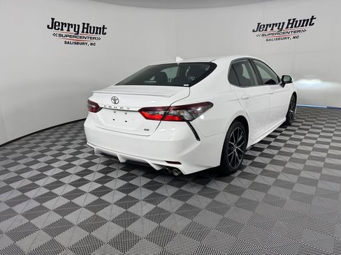 Used 2021 Toyota Camry SE image 10